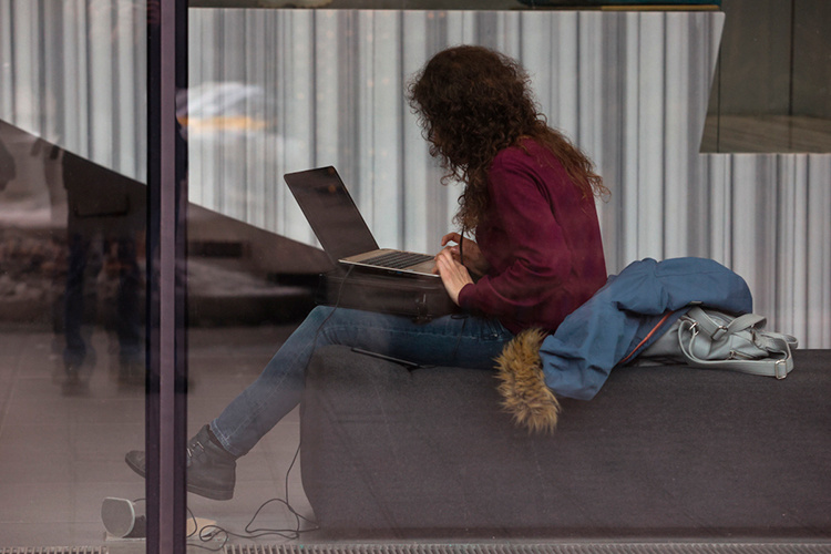    Как зафиксировал накануне Downdetector, к 19:00 пользователи стали активно жаловаться на перебои в работе сайтов и мобильных приложений целого ряда сервисов доставки еды и продуктов из магазинов.   
Фото: «БИЗНЕС Online»