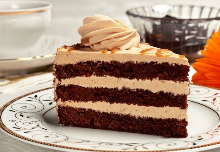 Можно торт глазурью не покрывать и оформить оставшимся кремом