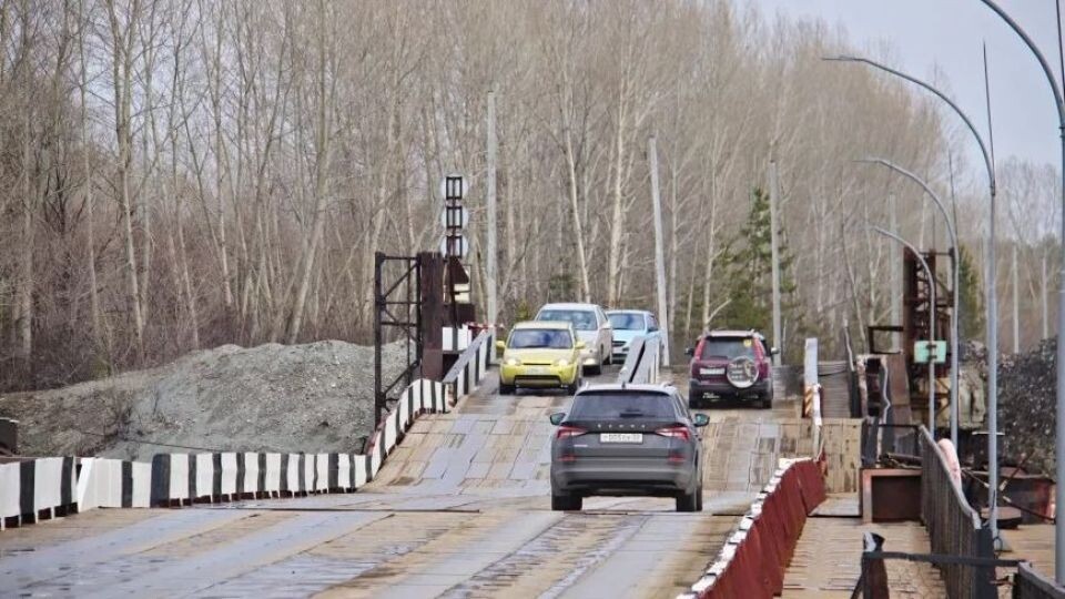    Понтонный мост в Бийске. Источник: Сергей Кулыгин / "Бийский рабочий"