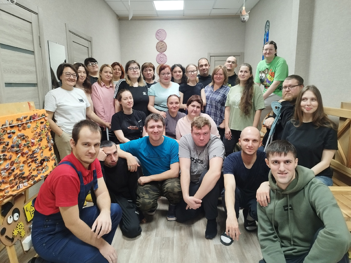 Сотрудники "Коточердкак". Мария сверху справа в зеленой футболке.