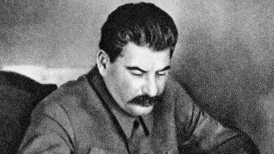     РЕН ТВ расскажет, зачем Сталин ввел моду на хоккей с шайбой РИА Новости