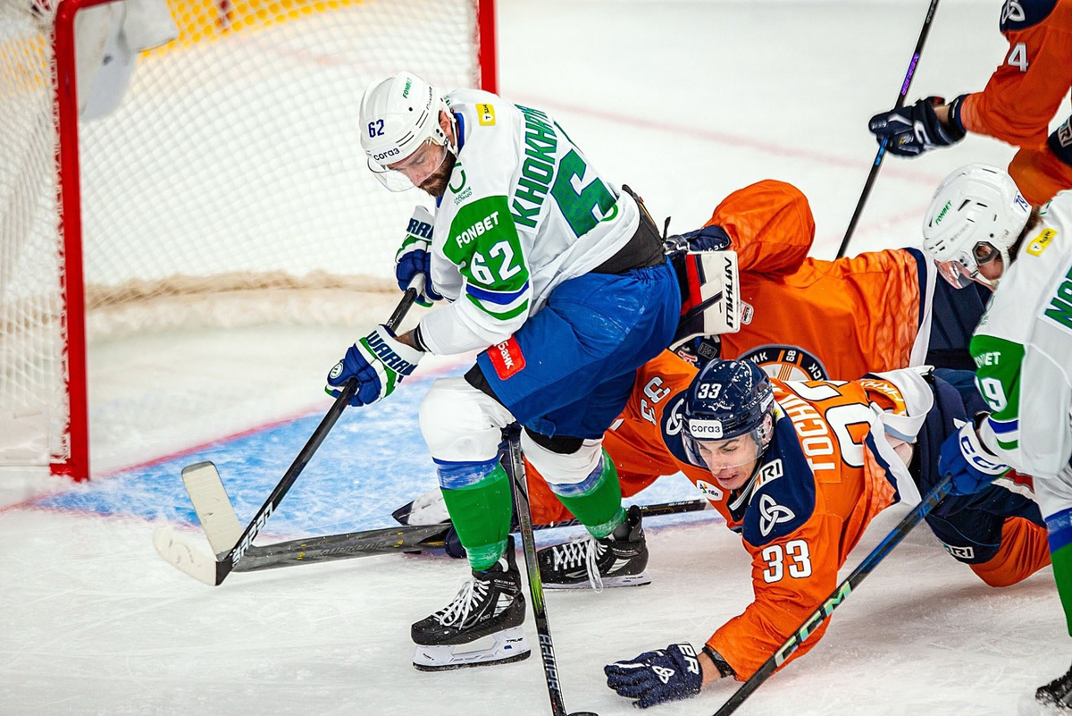 Юлаевцы как ни старались, но порой просто увязали в обороне хоккеистов «Нефтехимика» (в оранжевой форме).  Фото: пресс-службы «Салавата Юлаева»