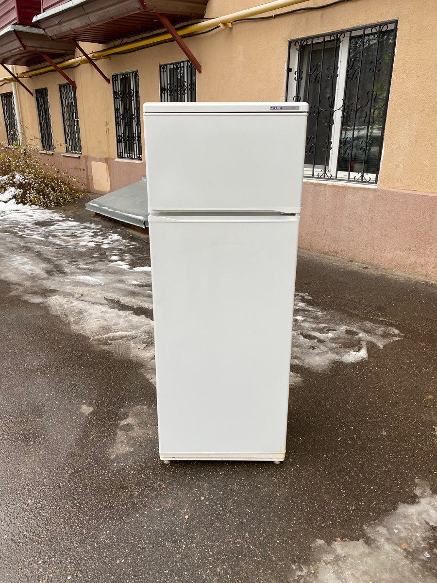 Бытовой холодильник 