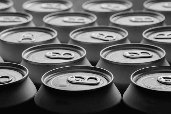 Алюминиевая банка с воздухом итальянского острова Комо стоит около 10 евро / Фото: Adobe Stock