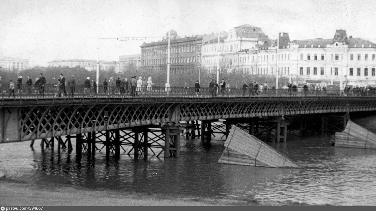 Железный, он же Французский, он же Парижский мост в городе Омск. Архивное фото. 