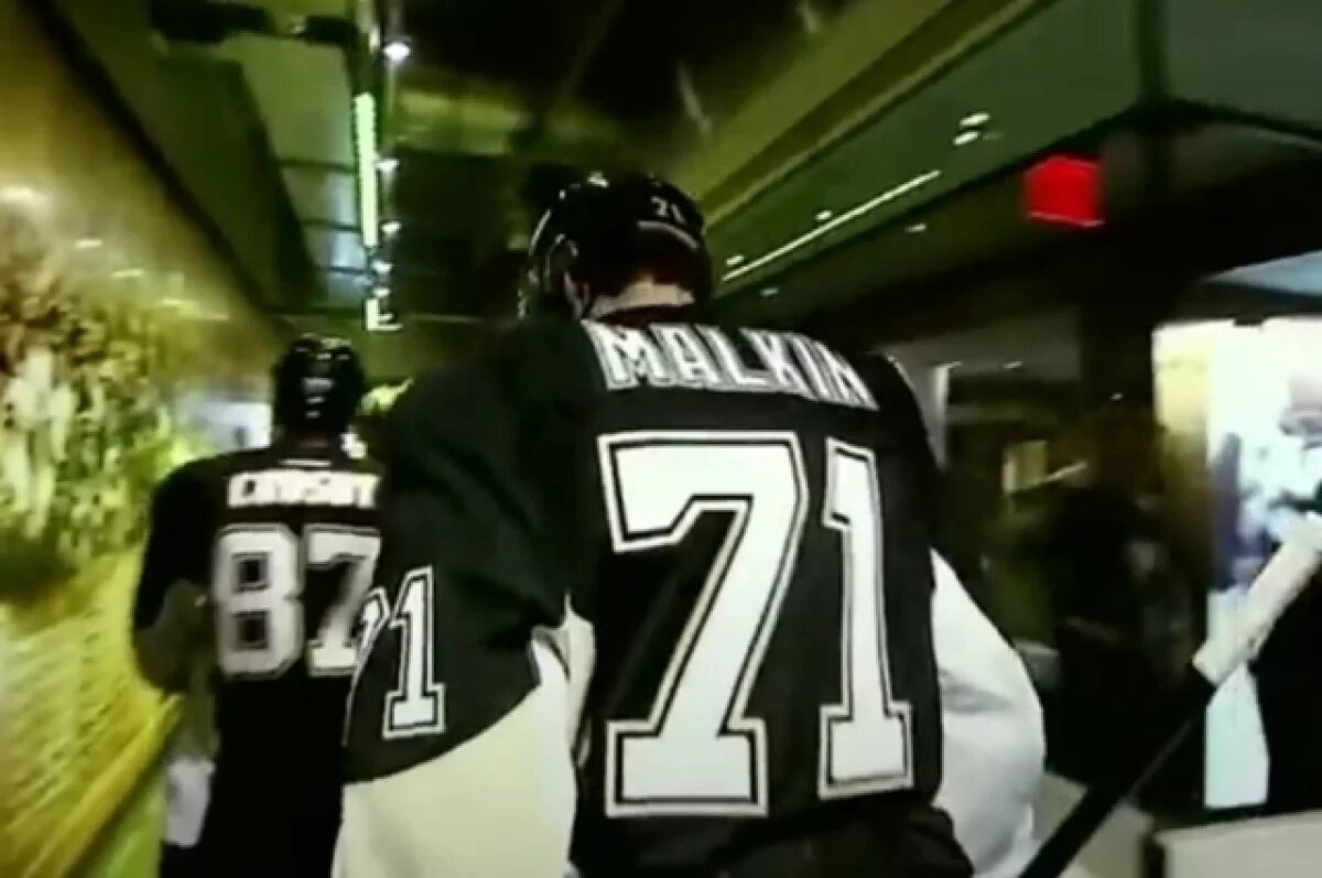    Российский хоккеист Задоров ударил клюшкой Малкина на матче НХЛ