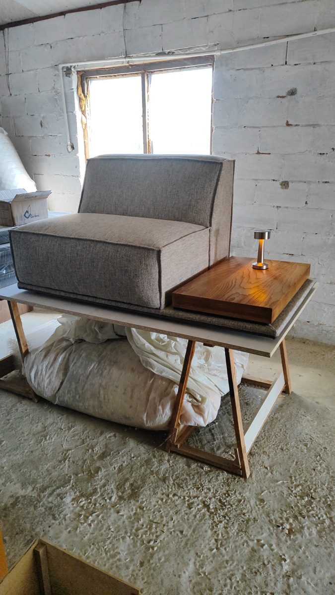 Часть углового дивана со столиком журнальным 