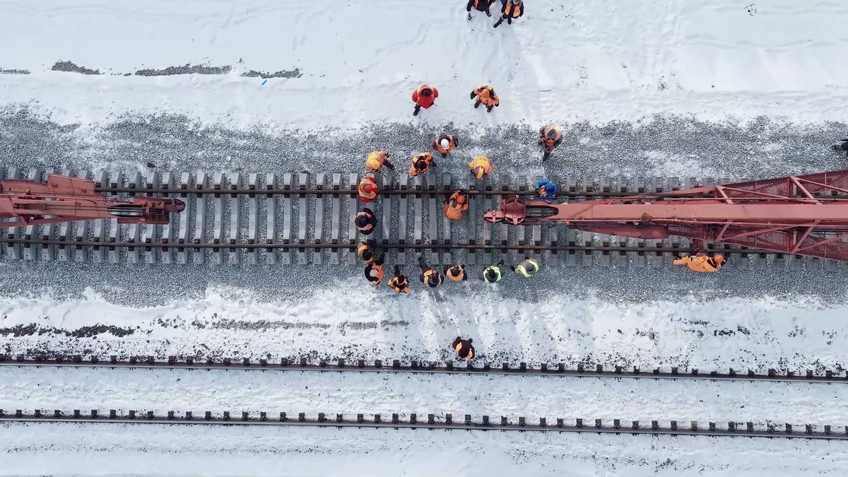 © Телеграм канал «Не просто стройка» / t.me/gkNPS (27 октября 2024 г. на перегоне Тында – Побожий был установлен рекорд по скорости укладки пути — 8,1 км за сутки. Однако уже 2 ноября было установлено новое достижение на участке Умбелла – Калакачан — 6,5 км за 12 часов)