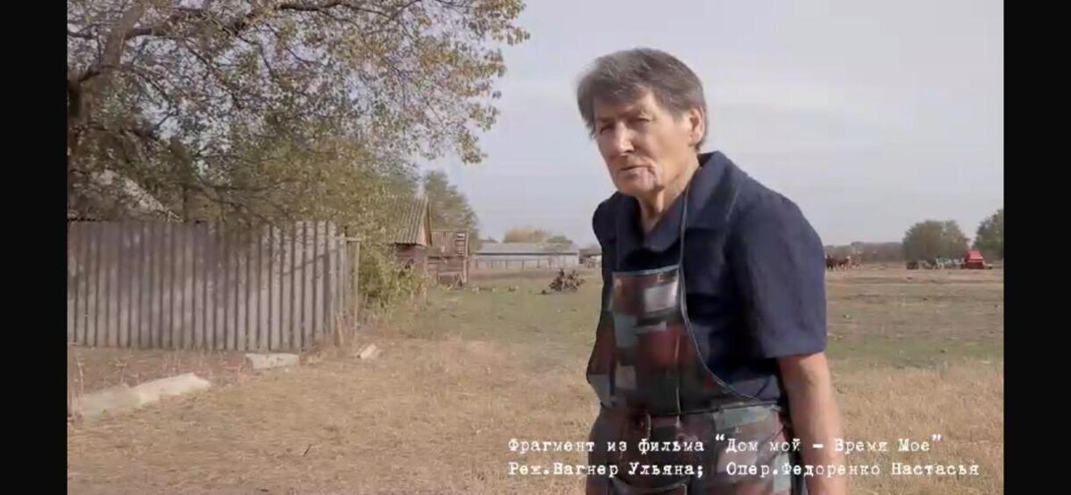    Жительница Терско-Каламбетского Валентина Телковая стала главной героиней фильма «Дом мой – Время мое». Валентина Ивановна – сестра бабушки Ульяны – хорошо помнит былое. За главной героиней создатели фильма ходили буквально по пятам, снимая ее жизнь / кадры из фильма «Дом мой – Время мое»