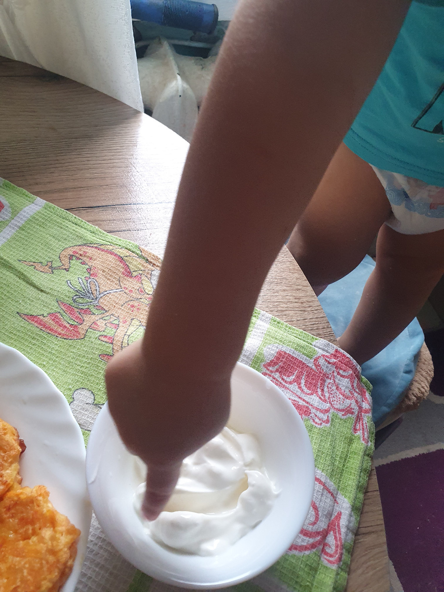 Мартин ест сметану