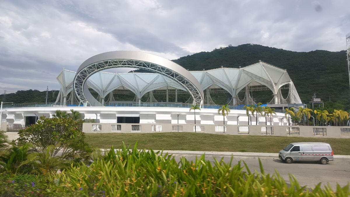 Стадион. Виды из автобуса по пути