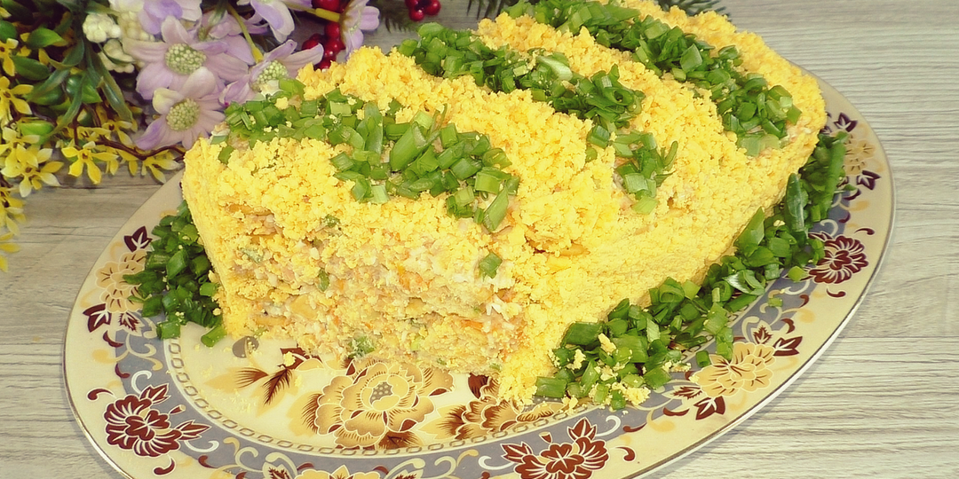 Этому салату "Мимоза" уже много лет, но в новом исполнении он со стола "улетает" первым