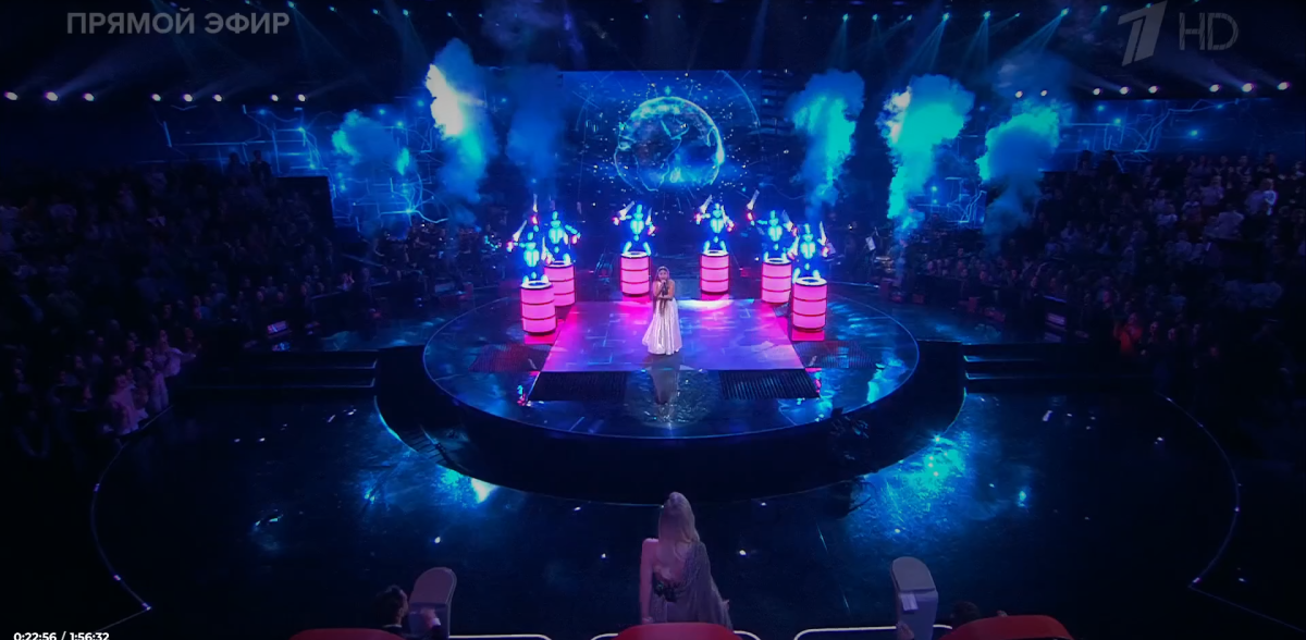    Эвелина исполнила песню \