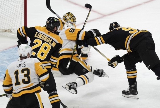    Матч между «Бостон Брюинс» и «Питтсбург Пингвинс»