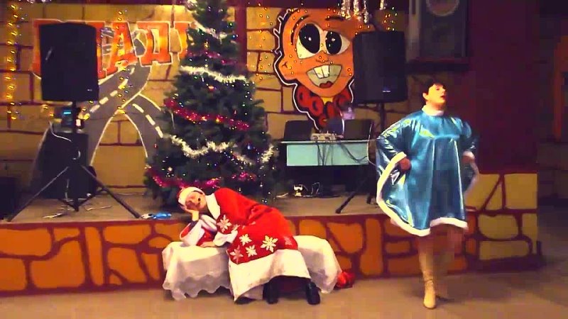    Кадр из видео со сценкой «Как Снегурочка Деда Мороза выбирала» на новогоднем корпоративе