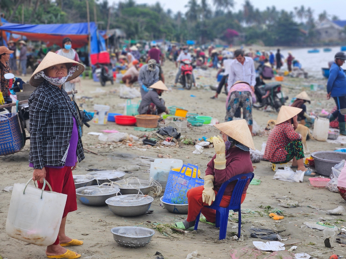 Местные женщины продают свежий улов