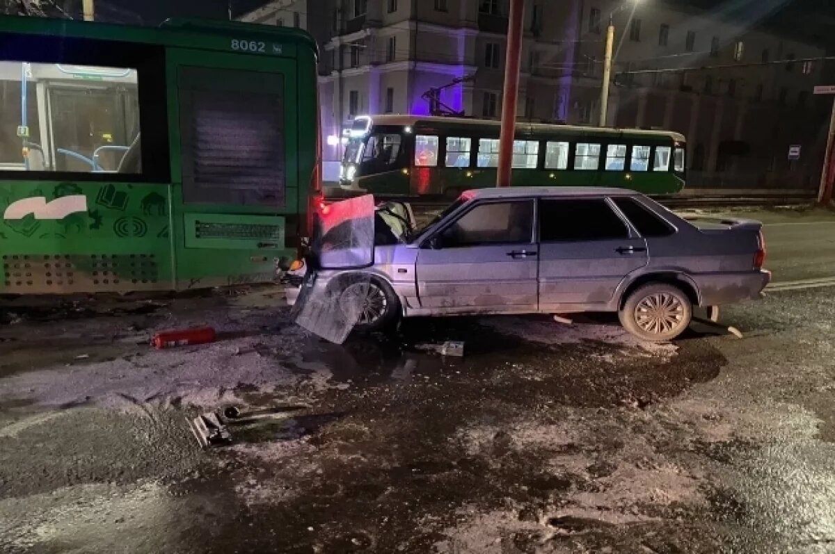    В Челябинске около ДК ЧМК пьяный водитель «пятнашки» врезался в автобус