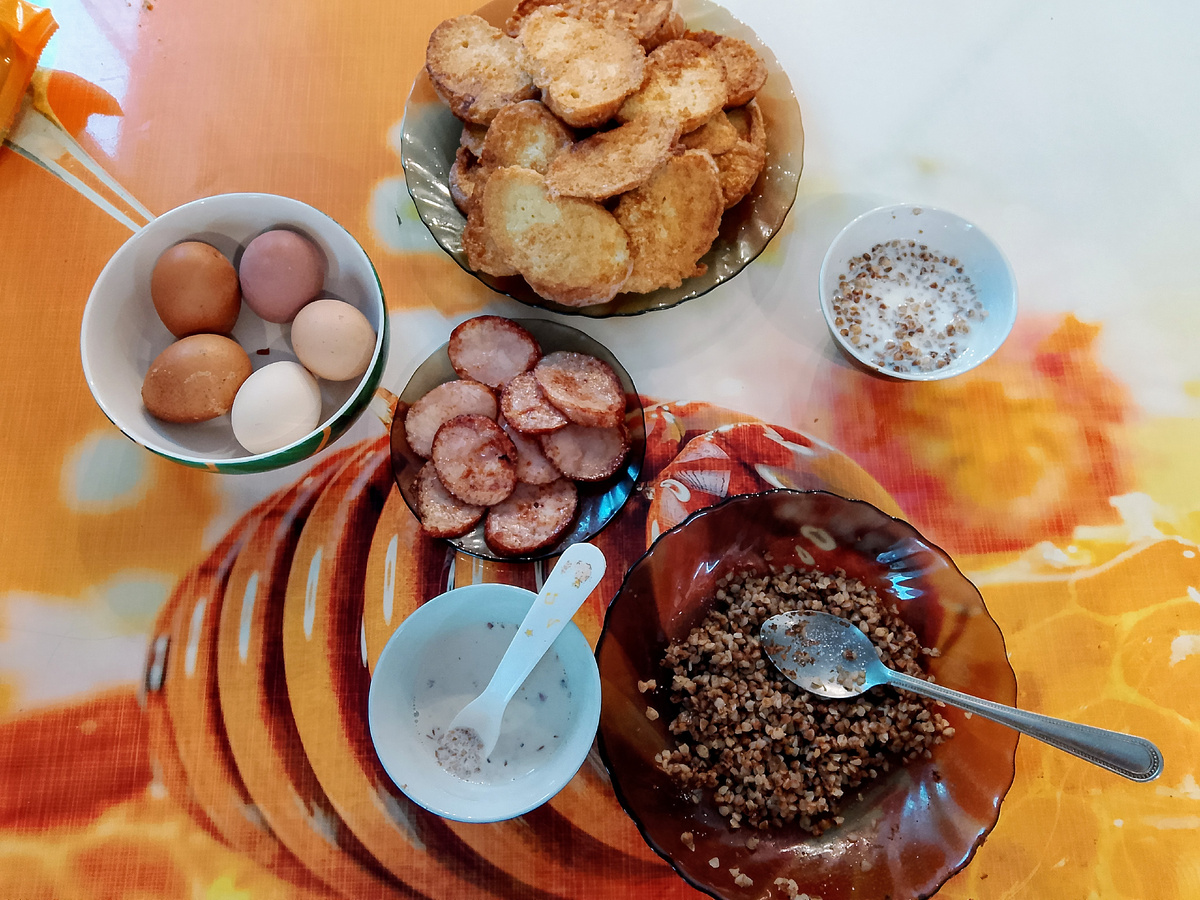 Завтрак, малышок завтракает со всеми 