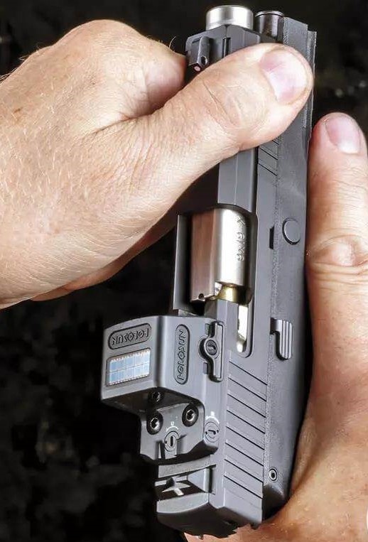 Пистолет в руках.