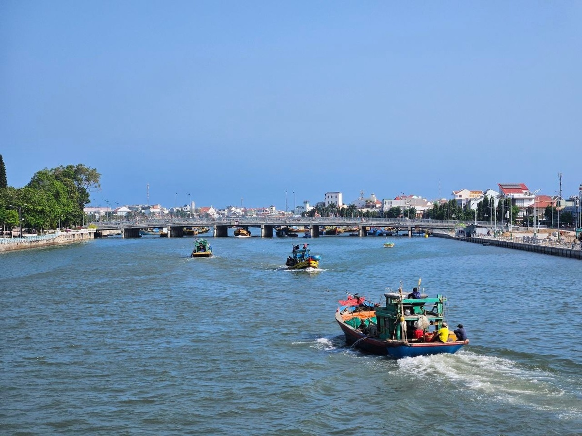 Пролив, разделяющий город на две части.