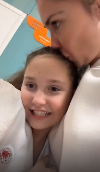    Агата Муцениеце с дочерью, фото: соцсети