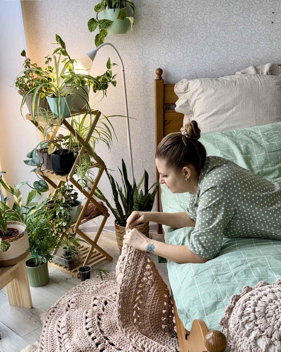 Хотя, если частно, совсем ничего не делать я не умею. Все равно в руки попадает вязание или книга. Но могу и с телефоном залипнуть. 