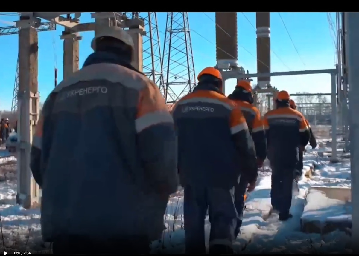 1 - мужики куда-то бредут, зачем-то по лоткам, хотя рядом дорога. Время - примерно обед.