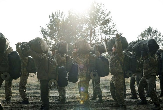    Военнослужащие вооруженных сил Украины в зоне боевых действий