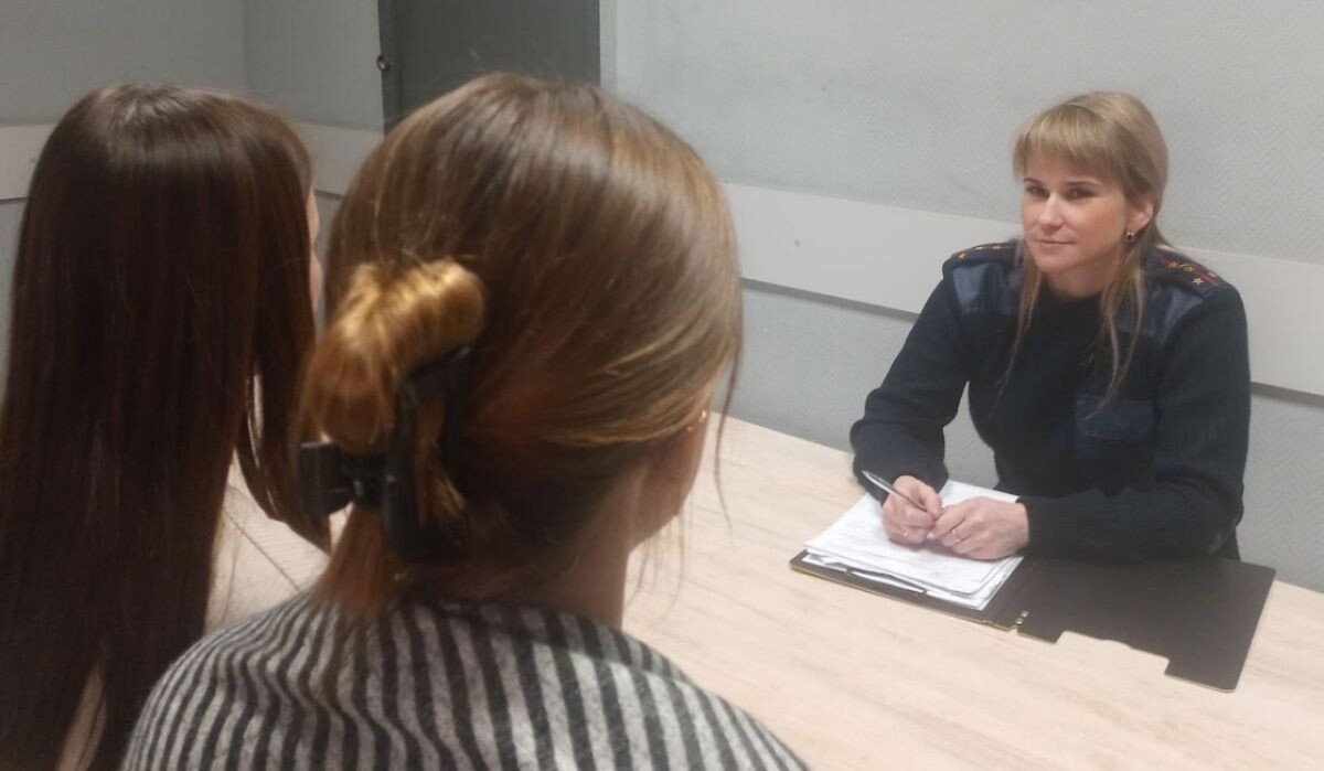     Профбеседа инспектора ПДН с подростками Источник: ОМВД по ЧГО Автор фото: Отдел МВД по ЧГО