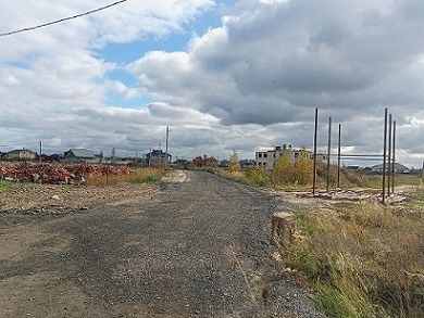 Лето 2024 г. Жители за свой счет отсыпают, чем могут, дороги в Дубровке, которые Косарев обещал сделать еще в 2018-м