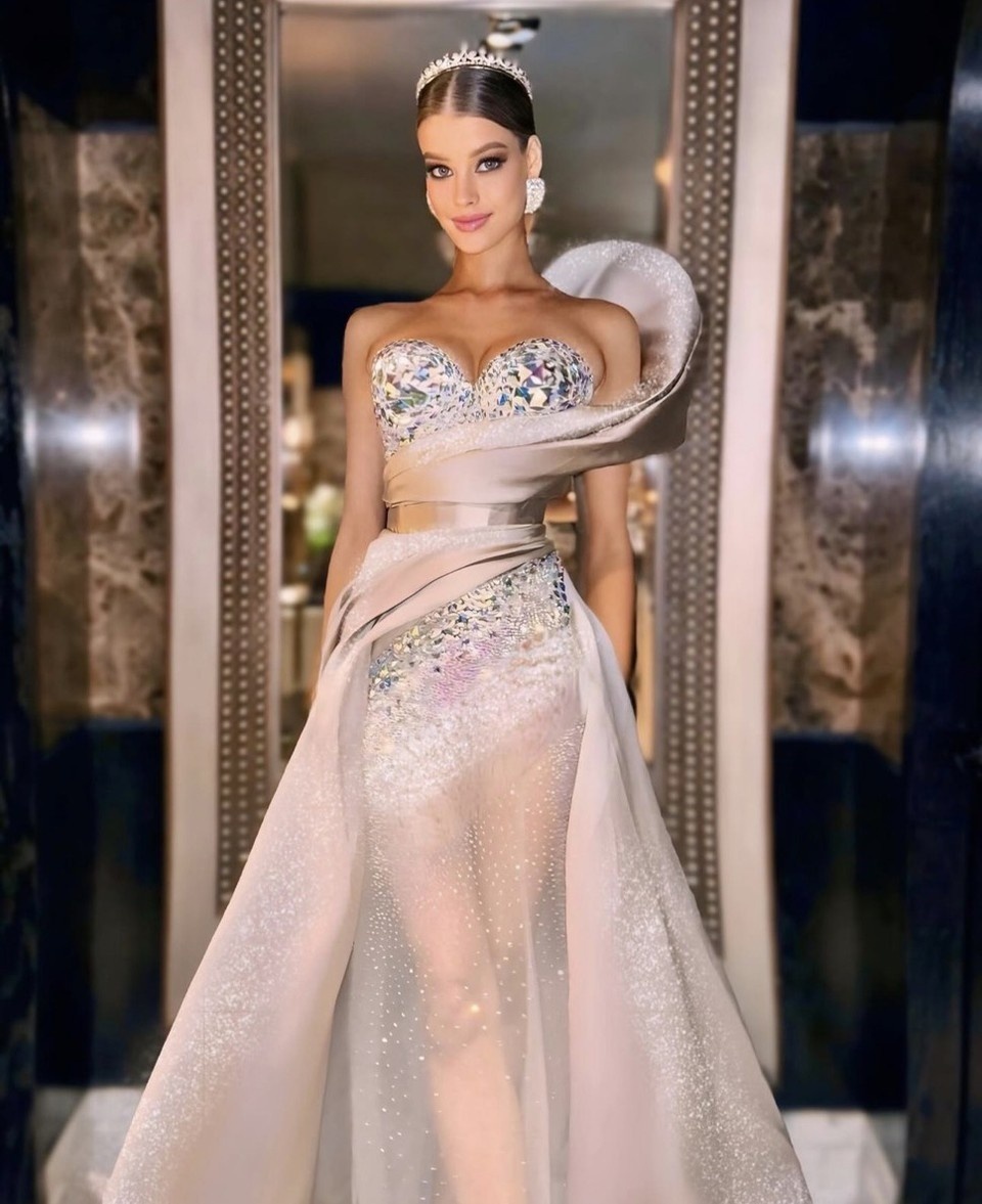 В. Алексеева в  вечернем платье  на конкурсе "Мисс Вселенная 20242"