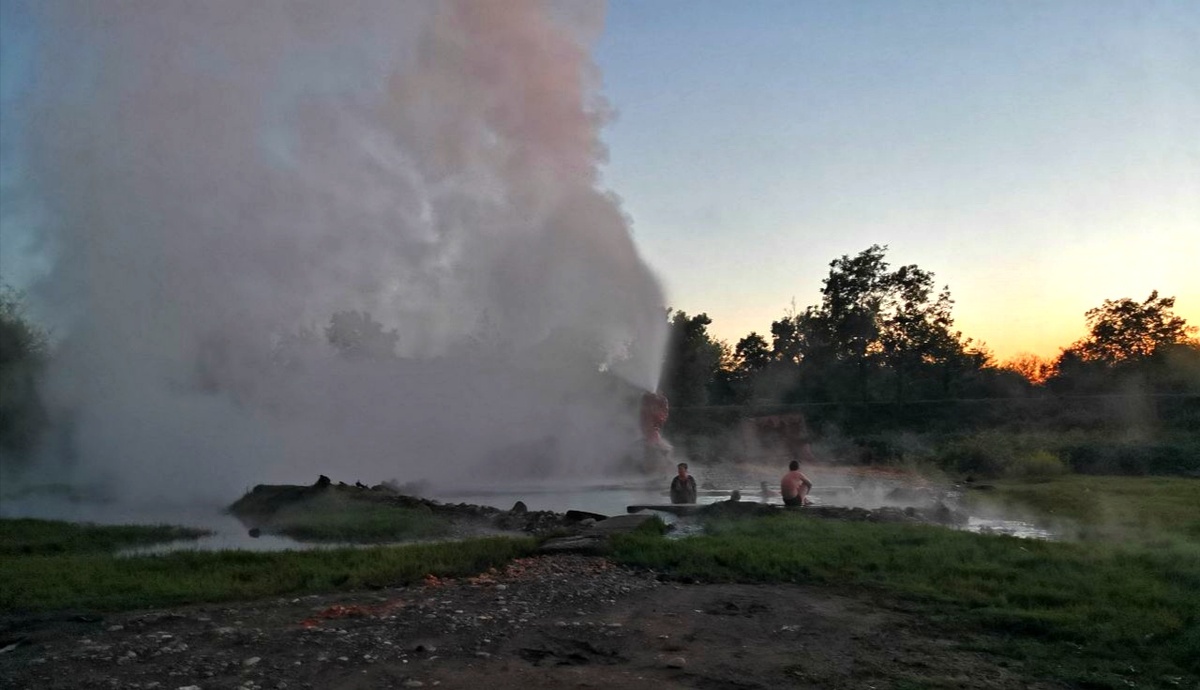 Дикий горячий источник в Абхазии на закате