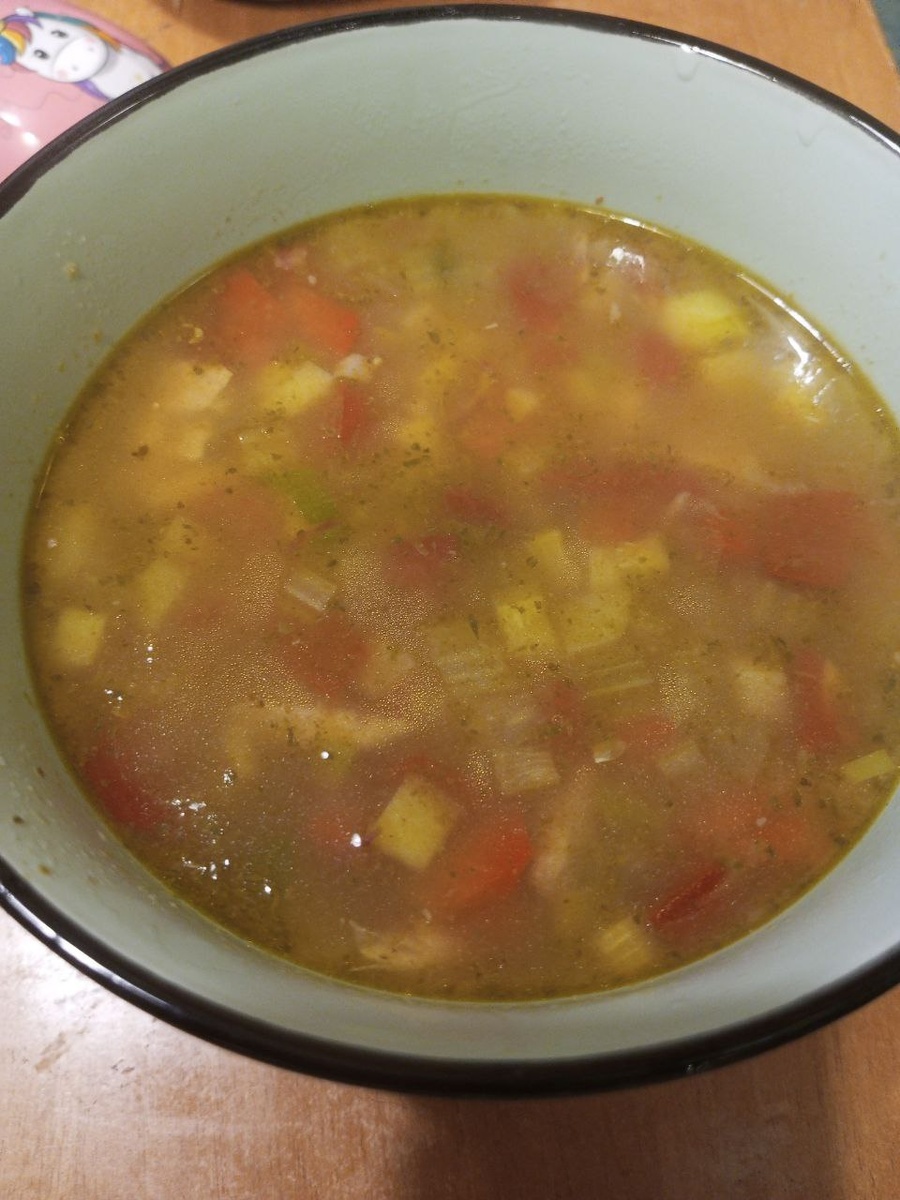 вот он - этот супчик. Мутность из-за песто. И он такой, слегка густоватый