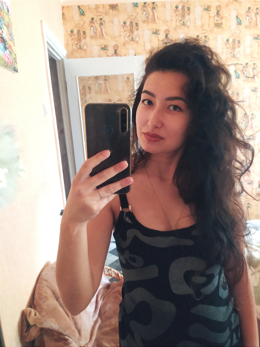 Мои волосы в 29 недель. У корней — копна, на концах — сами видите 😀