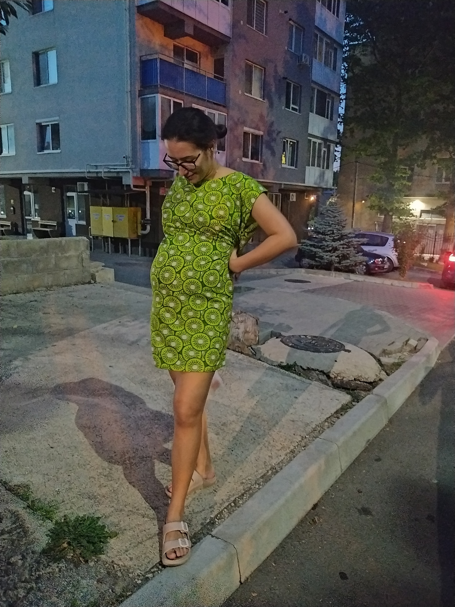 Из-за страшных кончиков в основном я ходила вот так, с шишечкой. Вся та густота с предыдущего фото легко собиралась в маленькую «дульку».