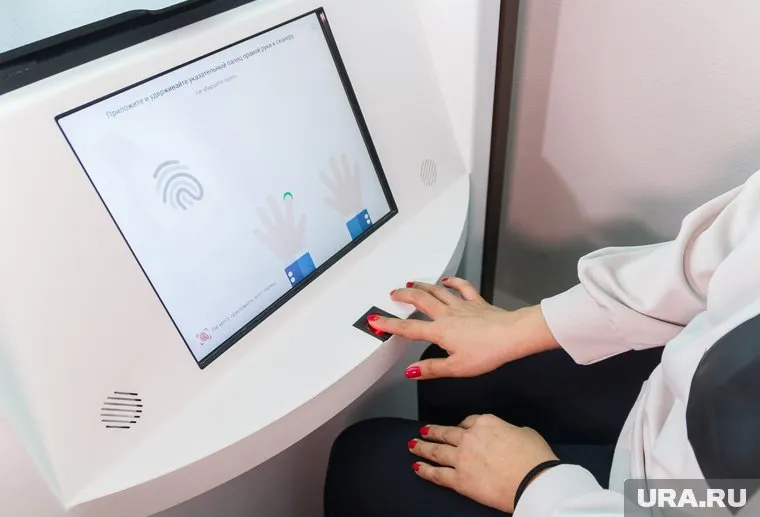 Для пересечения границы РФ иностранные лица должны предоставить информацию о своей биометрии
Фото: Илья Московец © URA.RU
