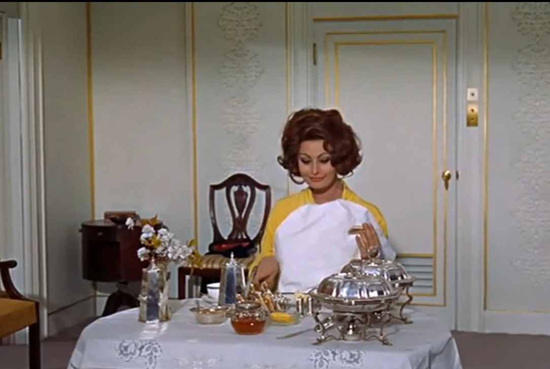 Кадр из фильма "Графиня из Гонконга"