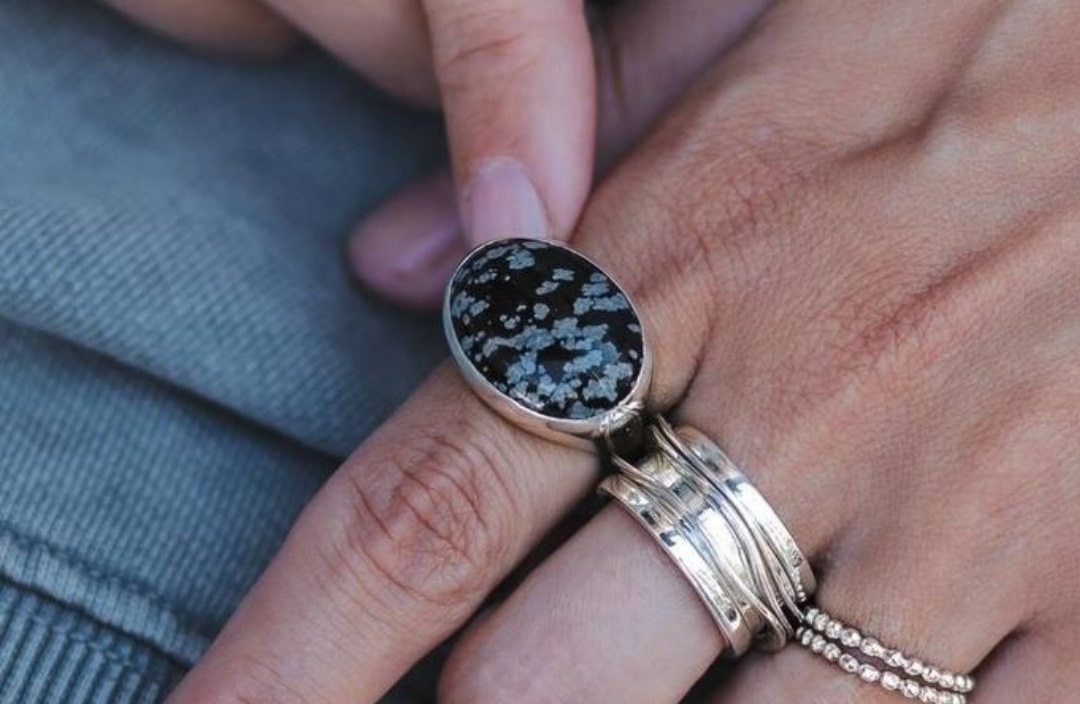 Кольцо с овальным кабошоном и снежным обсидианом
