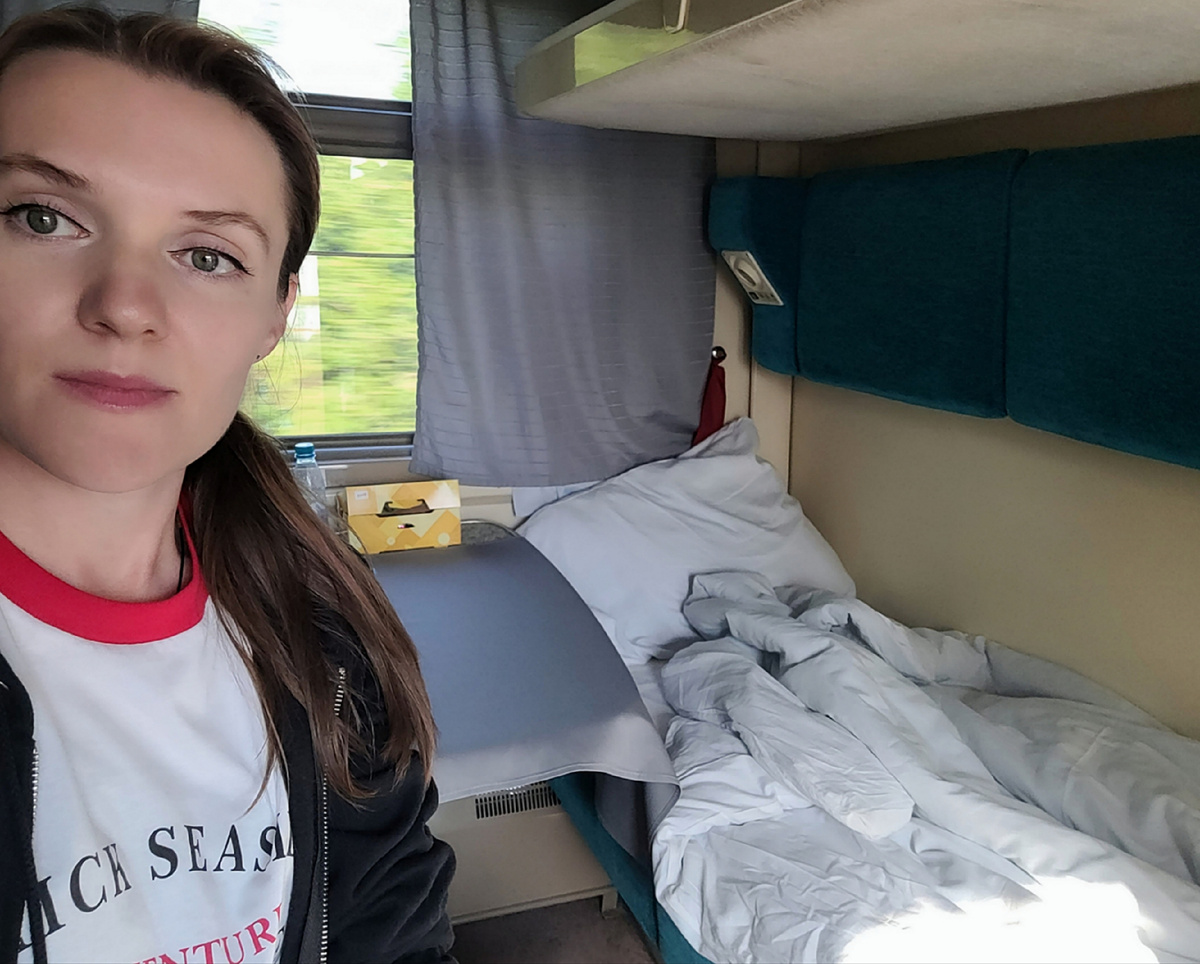 Осталось совсем немного до станции. Столик прибрали, осталось только койку заправить )