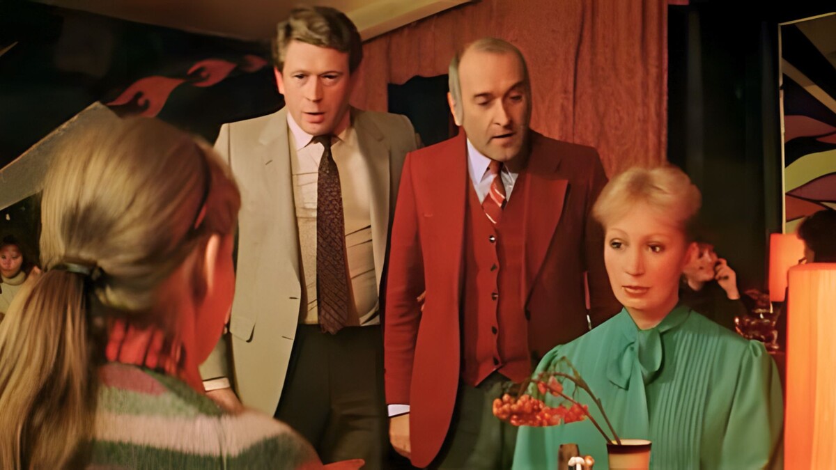 Георгий Мартиросян в сером пиджаке