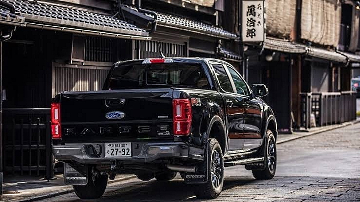 Пикап Ford на японских улочках