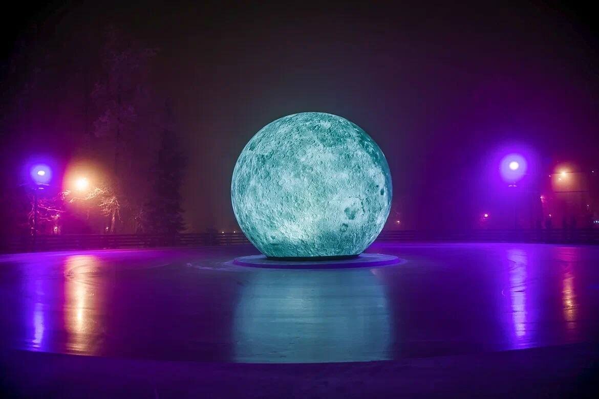    В этом году в центре катка установили инсталляцию в виде спутника Земли