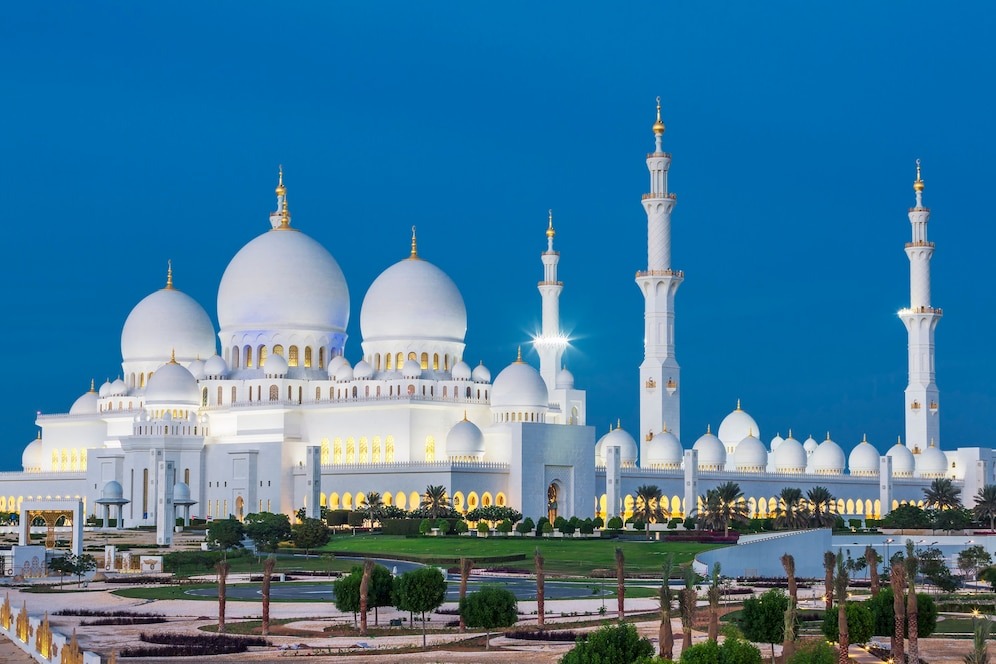 Источник: https://img.freepik.com/free-photo/view-famous-abu-dhabi-sheikh-zayed-mosque-by-night-uae_268835-1065.jpg?t=st=1741982002~exp=1741985602~hmac=6aac4a21e90083ab35328f7391488cb00bb4b04772bd8607f4078be75c0b483b&w=996