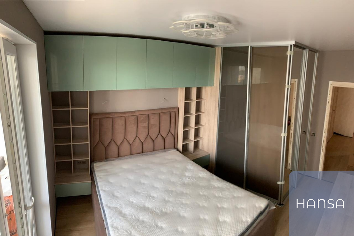 Стильный шкаф вокруг кровати в зелёном и деревянном цвете от компании Hansa Mebel