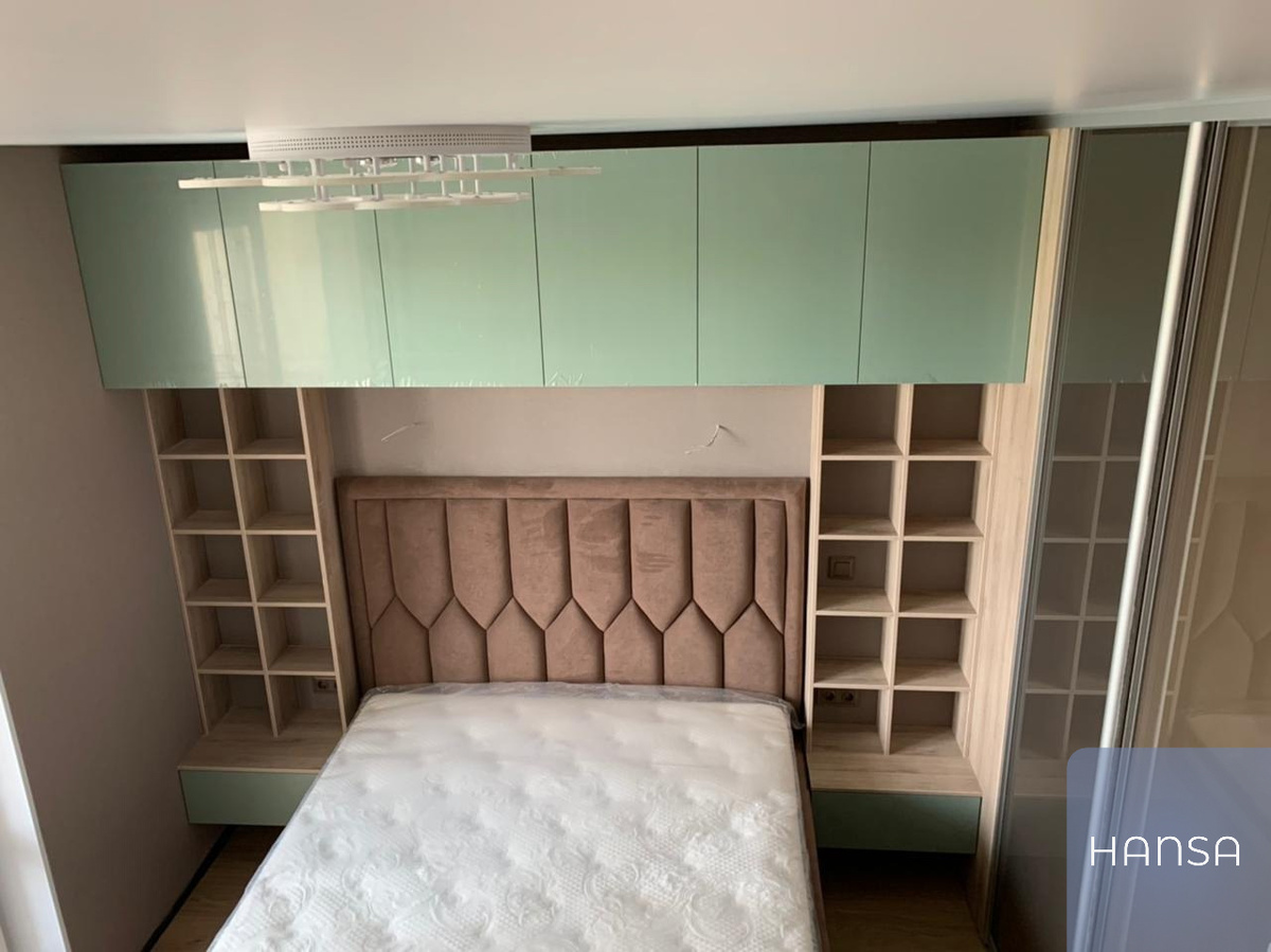 Шкаф вокруг кровати с ящиками и открытыми полками от фирмы Hansa Mebel