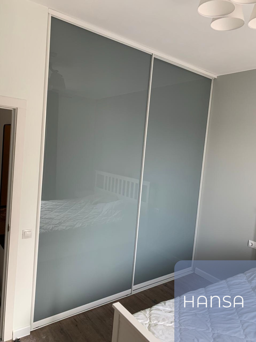 Встроенный шкаф купе со стеклянными дверьми и ящиками в спальню от Hansa Mebel