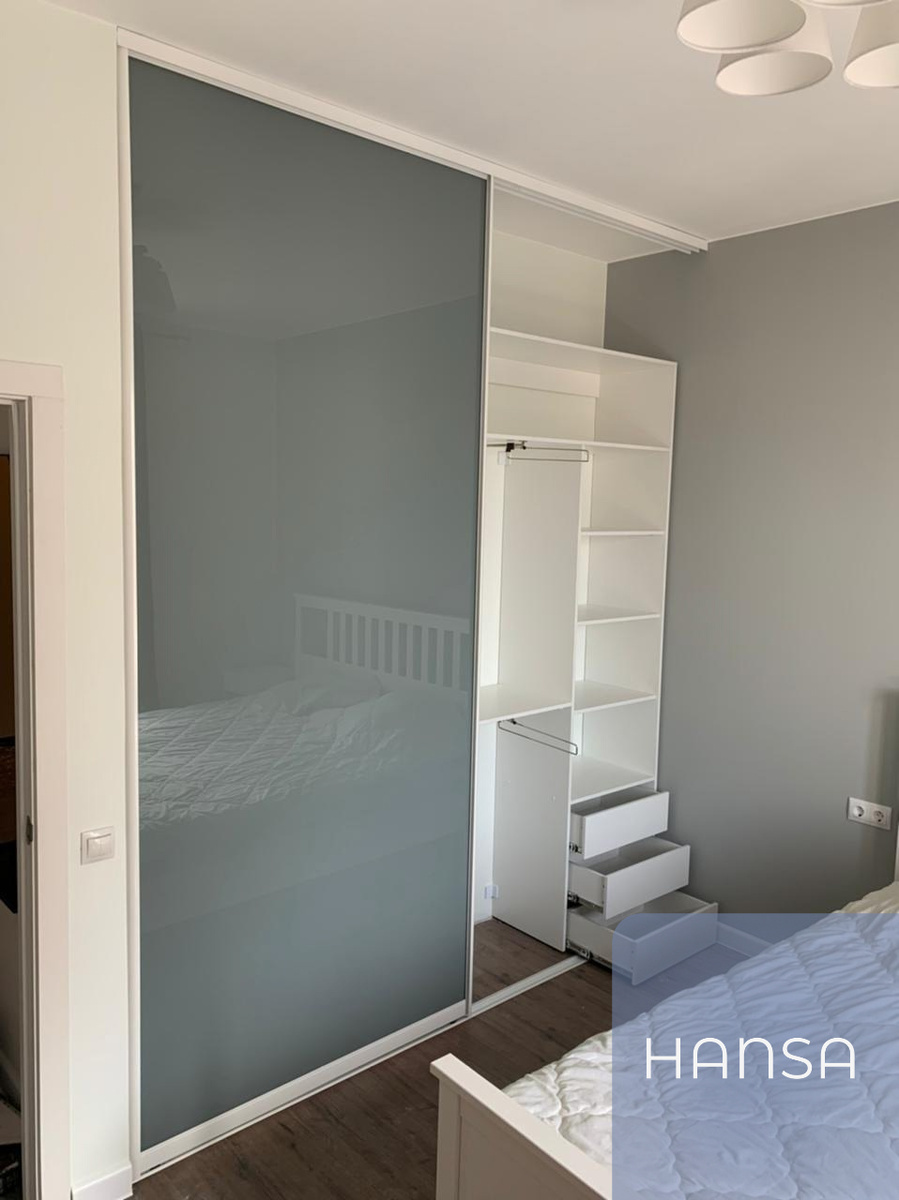 Встроенный шкаф с раздвижными дверьми и ящиками в спальню от Hansa Mebel