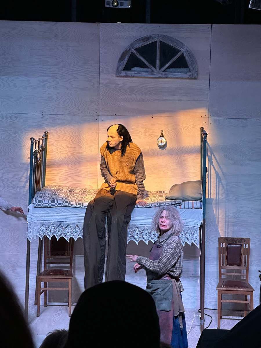 Сцена из спектакля «Шинель» в театре « Пространство внутри». Фото автора.