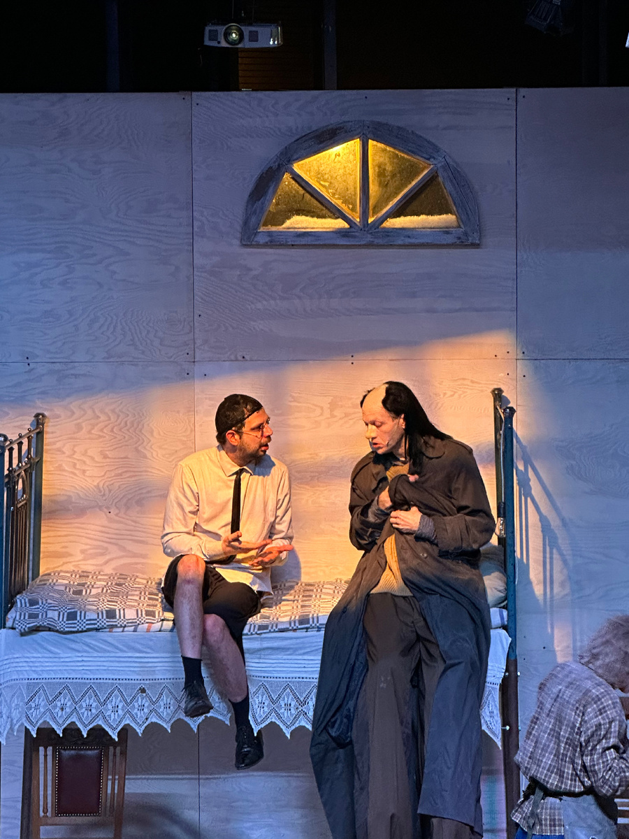 Черт и Акакий. Сцена из спектакля «Шинель» в театре « Пространство внутри». Фото автора.