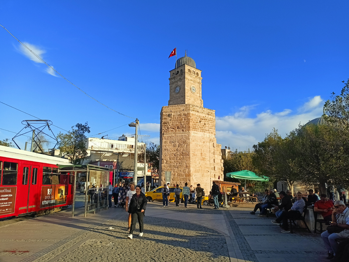 Часовая башня и ностальгический трамвай Антальи. Листаем вправо, чтобы увидеть всё